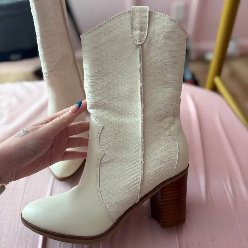 Buckle Cream Textured Heeled Boots